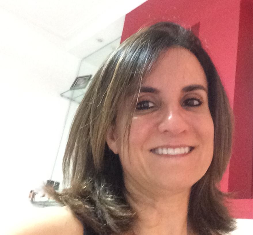 Foto de rosto mulher branca cabelos castanho claro e lisos até o ombro, com em torno de 45 anos