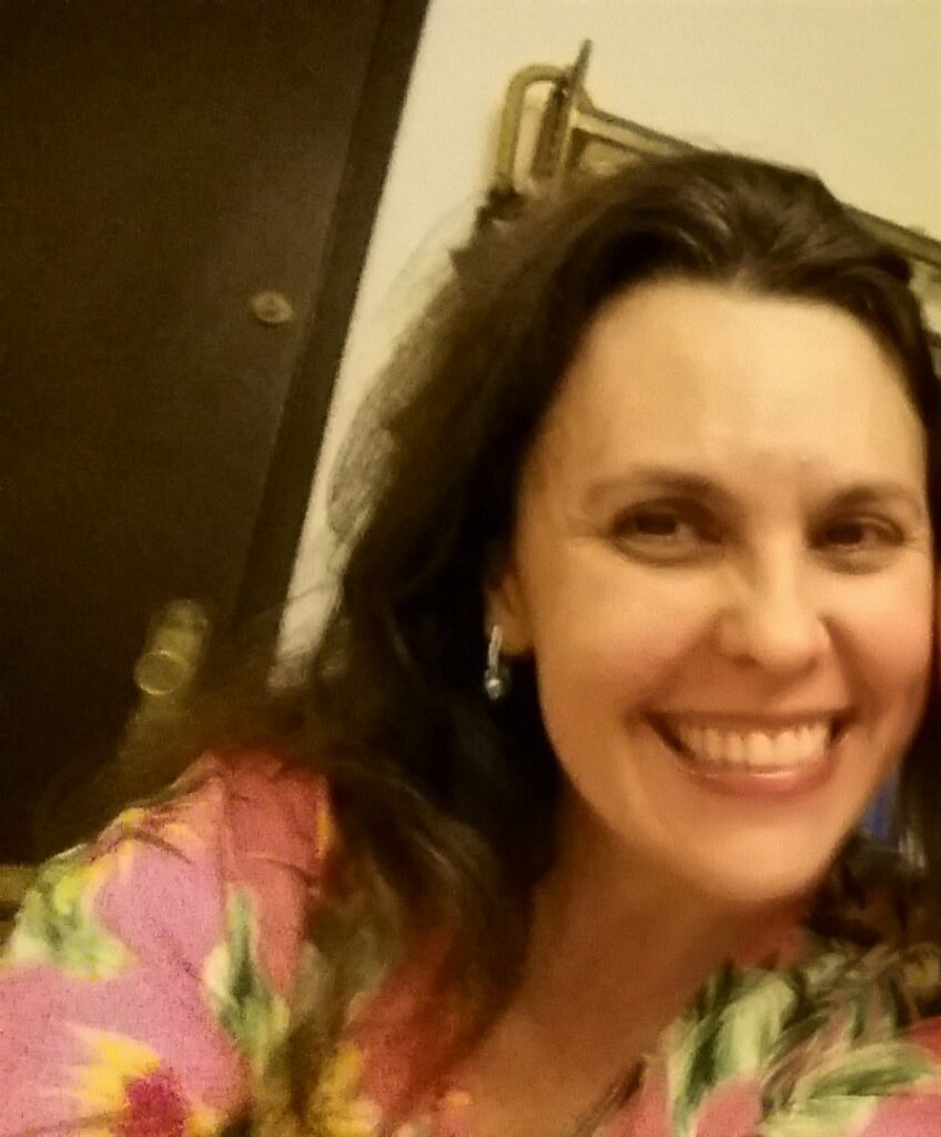 Foto: mulher branca cabelos castanhos escuros e lisos, com em torno de 45 anos