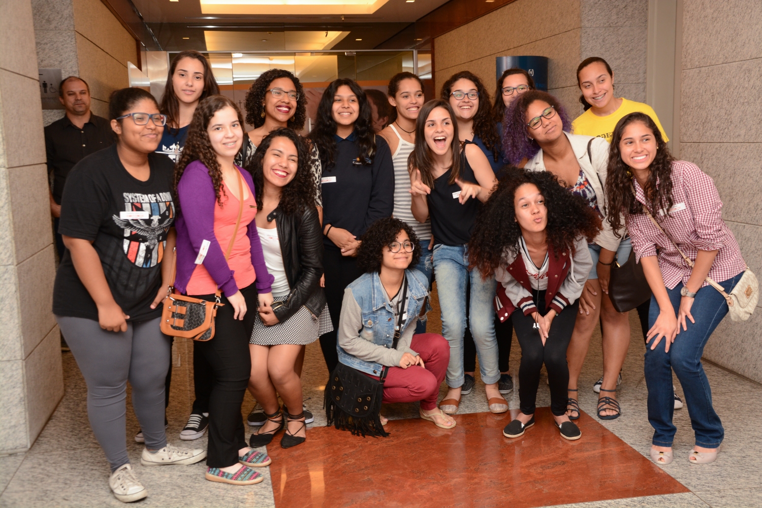 Foto com em torno de 15 meninas de um Encontro do Ser Mulher em Tech